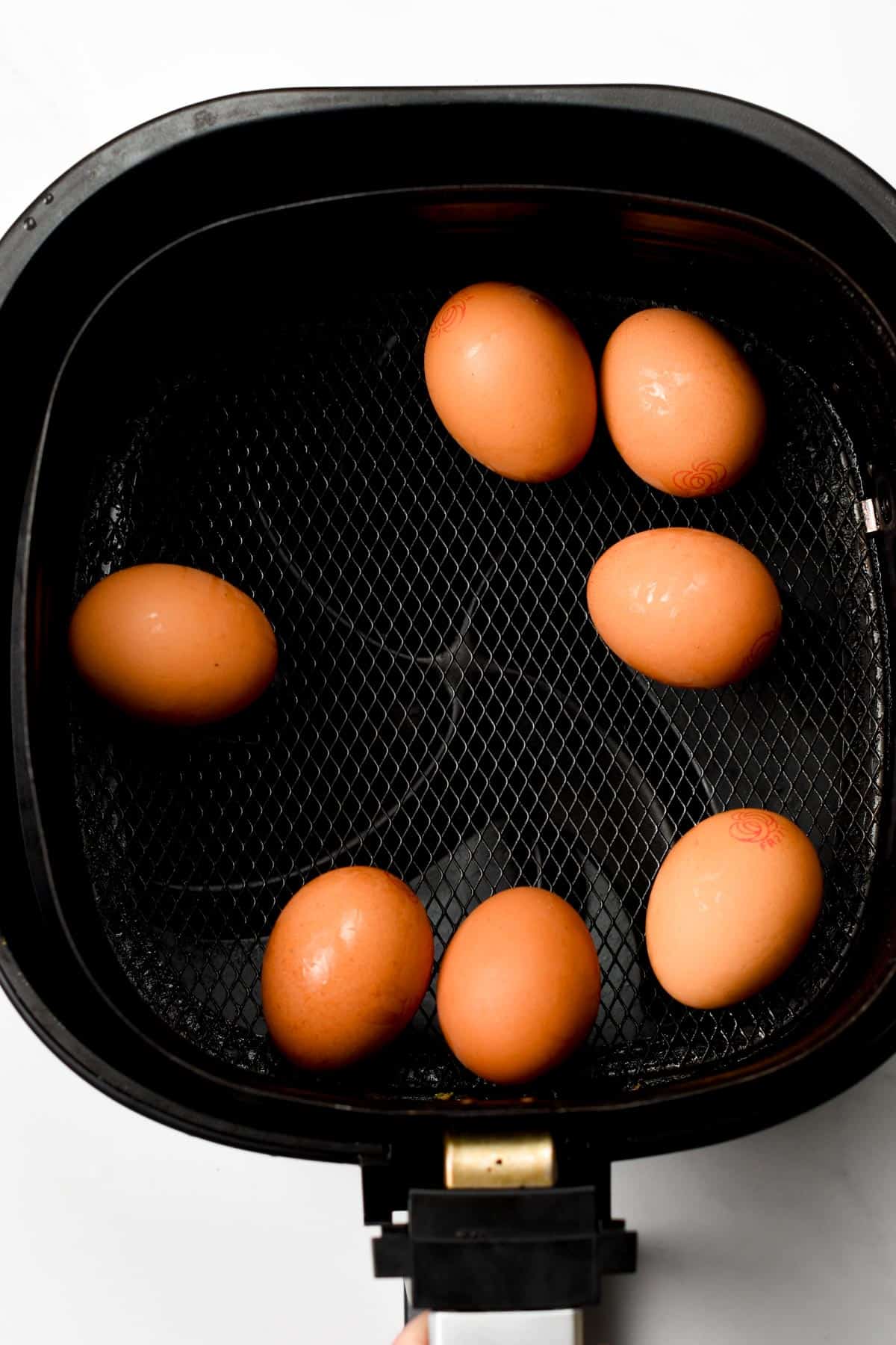 Preparing eggs in an air fryer