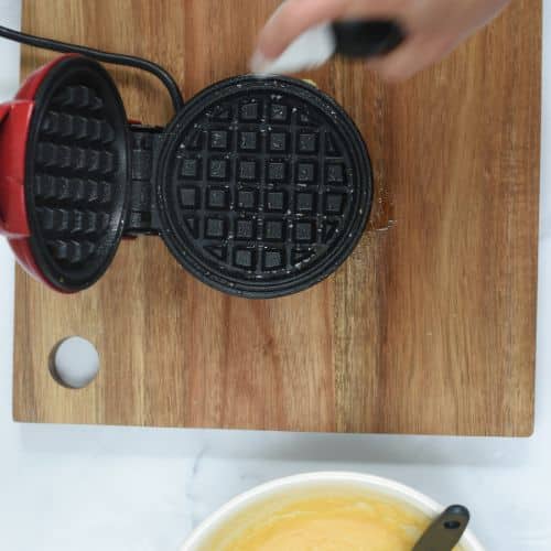 Oiling waffle maker iron